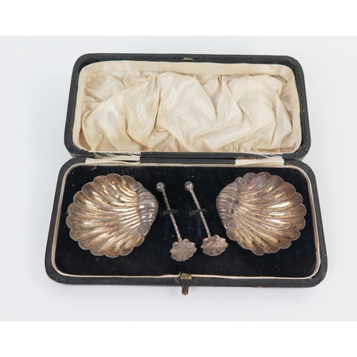 659 - A cased pair of silver salts and spoons, in the form of scallop shells, Chester 1895, 23grams. Holes... 