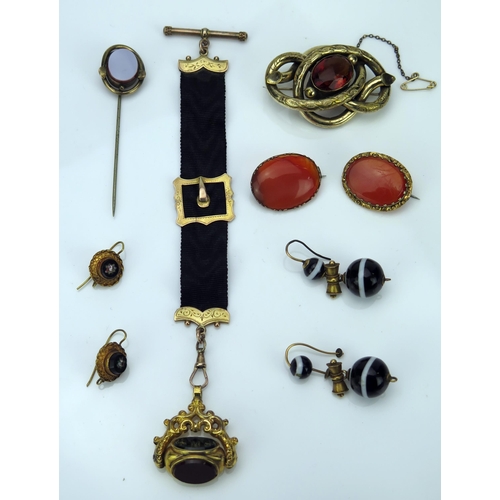 35 - Victorian Triple Faced Swivel Fob set with carnelian, bloodstone and foil backed quartz in an unmark... 