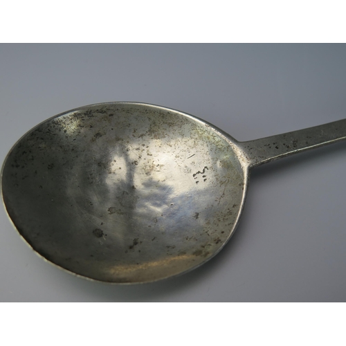 1171 - A 17th century puritan style silver spoon, indistinctly struck three times to the stem and once to t... 