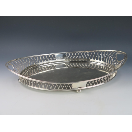 1192 - An Edward VII silver oval serving tray, maker Ellis & C0, Birmingham, 1908, with wirework gallery bo... 