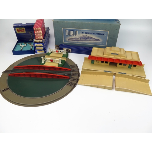 2009 - Hornby Dublo OO Gauge Accessories and Track including D455 D1 Through Station, D456 D1 Island Platfo... 