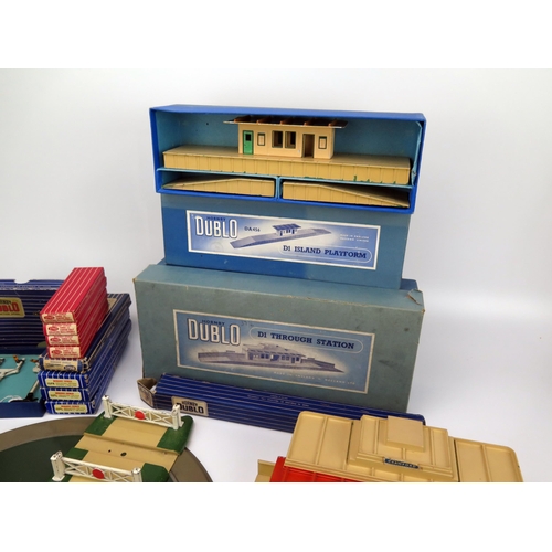 2009 - Hornby Dublo OO Gauge Accessories and Track including D455 D1 Through Station, D456 D1 Island Platfo... 