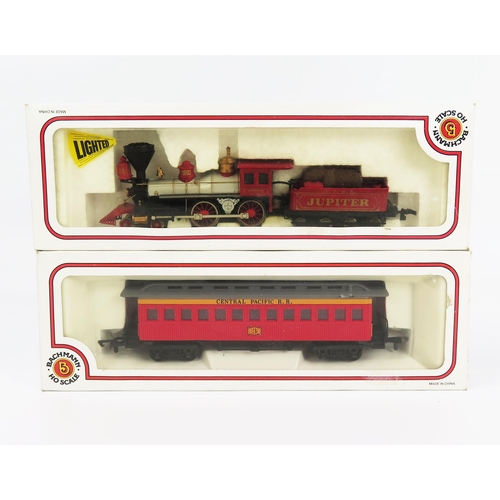 2152 - Bachmann HO / OO Gauge 51024 Central Pacific American 4-4-0 Loco (lighted) and matching 72924 47' Ol... 