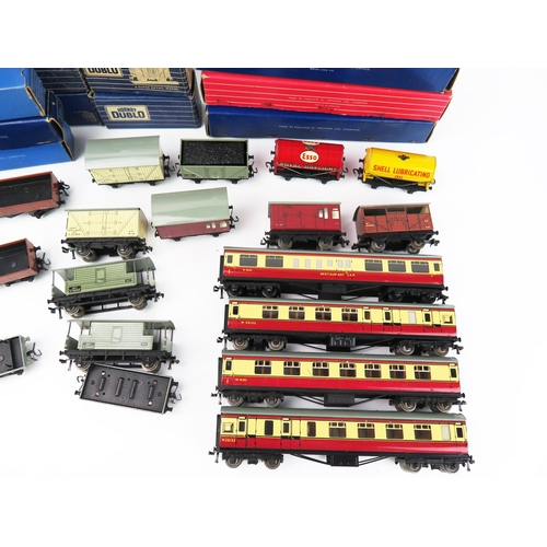 2219 - Hornby Dublo OO Gauge Coach/Stock Collection, all tinplate including 4048 Restaurant Car, 32017 x2 a... 