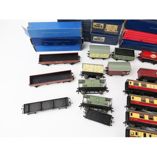 2219 - Hornby Dublo OO Gauge Coach/Stock Collection, all tinplate including 4048 Restaurant Car, 32017 x2 a... 