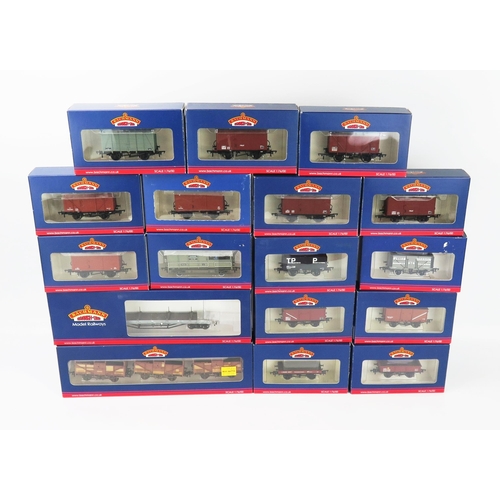 2330 - Bachmann OO Gauge Group of Rolling Stock including 12T Ventilated Vans etc. - excellent in boxes