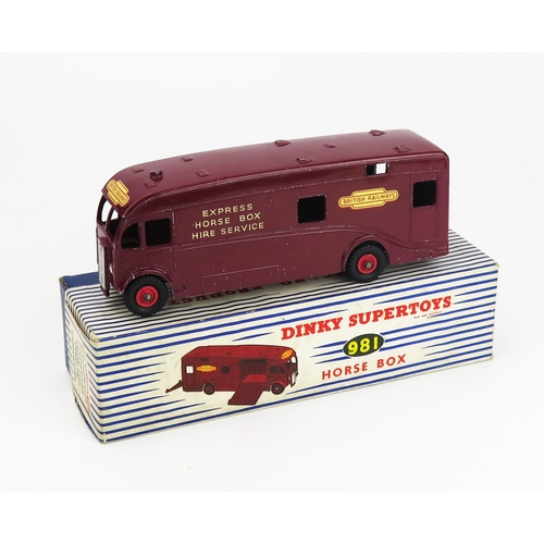 2488 - Dinky 981 Horse Box (AEC) - maroon, 