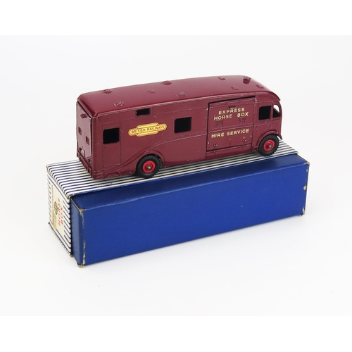 2488 - Dinky 981 Horse Box (AEC) - maroon, 