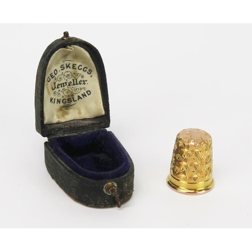 855 - An Antique 9ct Gold Thimble and Case, hallmarked Chester, 3.5g.