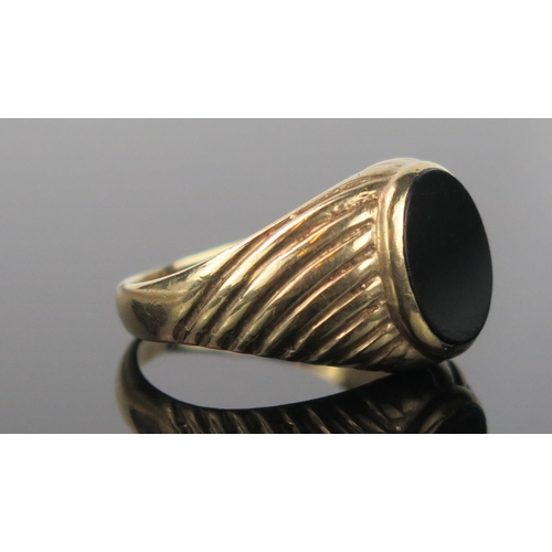 985 - A Black Onyx and 9ct Gold Signet Ring, size P.5, 4.1g