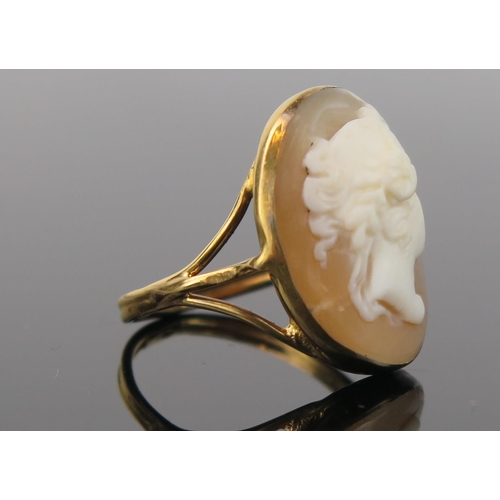 989 - A 9ct Gold and Shell Cameo Ring decorated with a female bust in a gold wire mount, 21x17mm long, rin... 