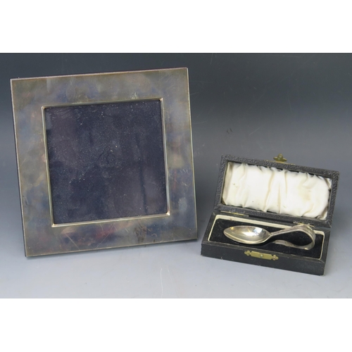 520 - An Elizabeth II silver photograph frame, maker Carrs of Sheffield Ltd, Sheffield, 2002, of square ou... 