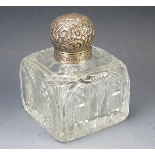 527 - A Victorian clear glass and silver mounted scent bottle, of square outline, with hobnail decoration,... 