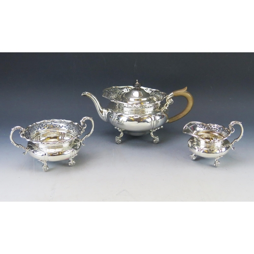 535 - An Edward VII silver three-piece tea service, maker Goldsmiths & Silversmiths Co Ltd, London, 1902, ... 