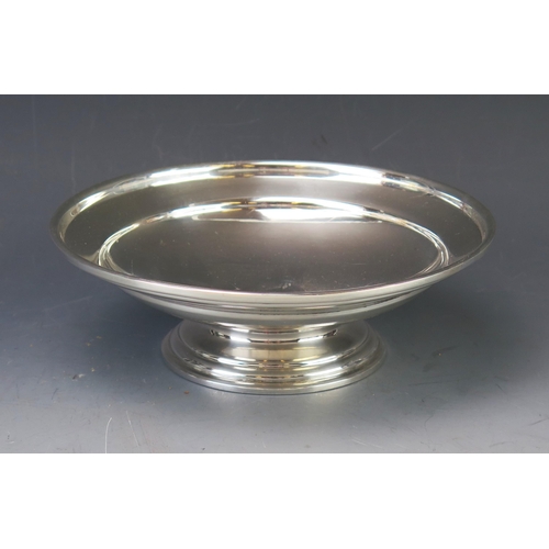 543 - A George VI silver pedestal dish, maker Davies & Powers, Birmingham, 1943, of plain circular form on... 