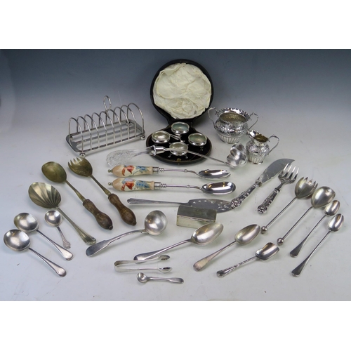 558 - A quantity of assorted plated wares, including eight-division toast rack, set of table salts, cream ... 