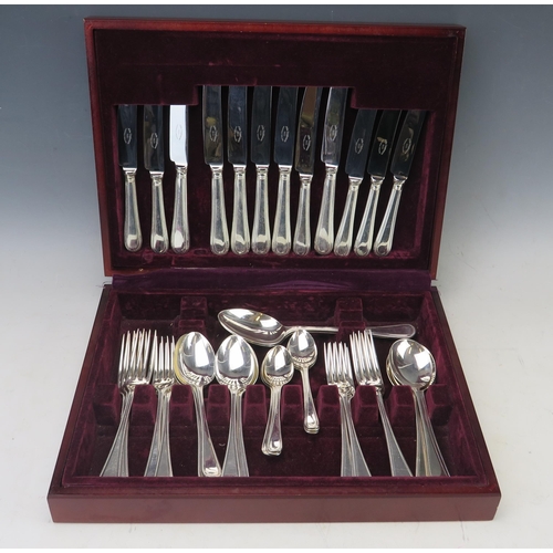 560 - A canteen of plated flatwares, six setting includes dinner knives, dessert knives, table forks, dess... 