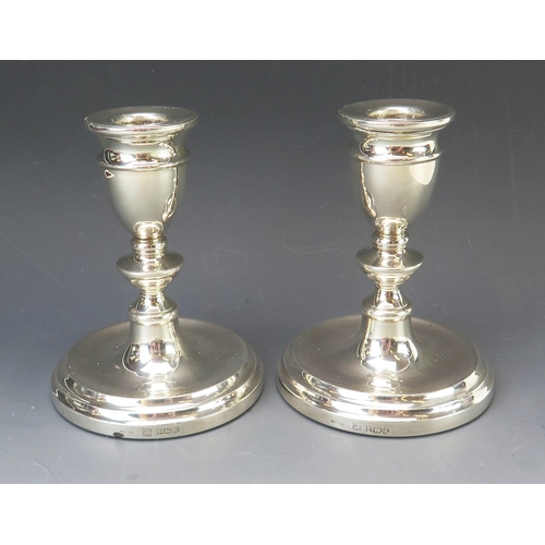 589 - A pair of Elizabeth II silver candlesticks, maker P H Vogel & Co, Birmingham, 1980, with urn-shaped ... 