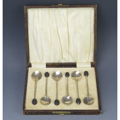 655 - A set of six George V silver bean top coffee spoons, maker Adie Brothers, Birmingham, 1930, cased. 3... 