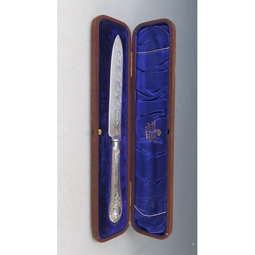 659 - An Edward VII silver cake knife, maker James Deakin & Sons, Sheffield, 1904, with chased blade and f... 