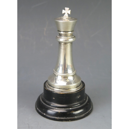 661 - A George V silver Staunton pattern King chess piece, makers mark worn, Birmingham, 1913, mounted on ... 