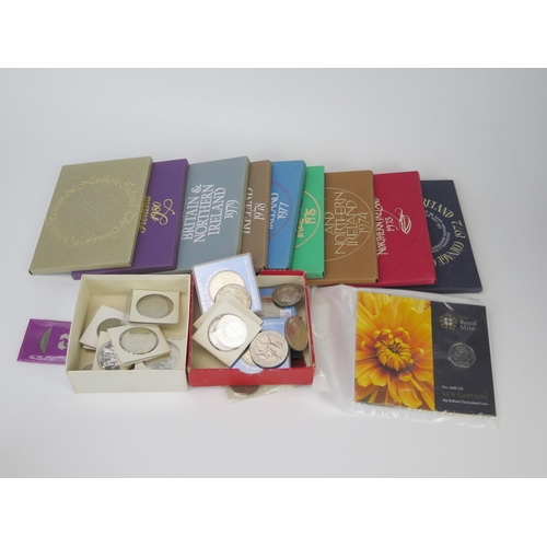 828 - A Collection of GB Year Coin Sets _ 1972, 1973, 1974, 1975, 1977, 1978, 1979, 1980 and 1992, box of ... 