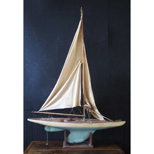 905 - An early 20th century pond yacht, with two-tone painted hull, simulated planked deck, cloth sails,  ... 