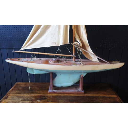 905 - An early 20th century pond yacht, with two-tone painted hull, simulated planked deck, cloth sails,  ... 