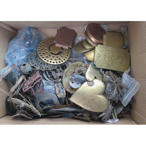 907 - A collection of assorted metal wares, including horse brasses, martingale fittings, army cap badges,... 