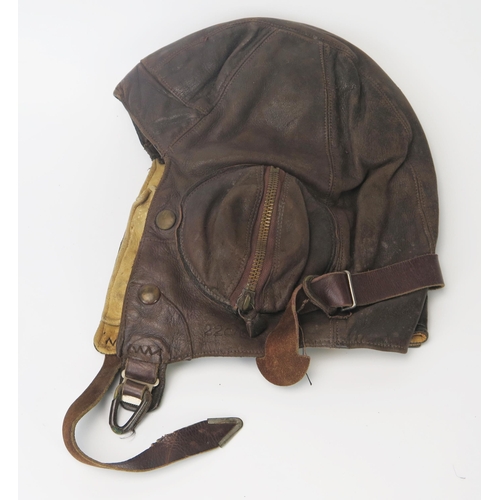 940 - A WWII period RAF B-Type brown leather flying helmet, bears Air Ministry label 22c/65 size 7.1/8-7.3... 