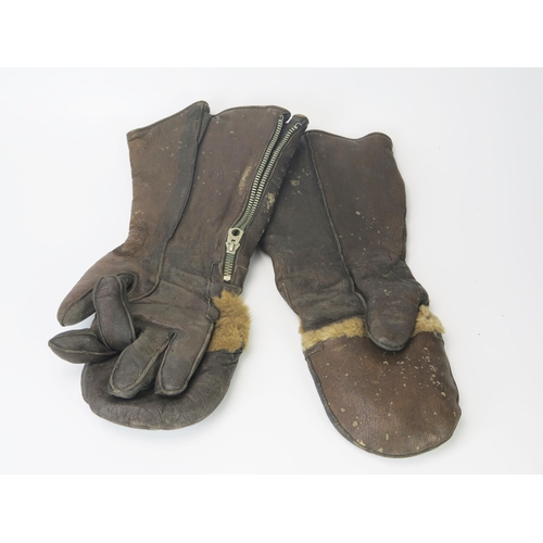 948 - A pair of brown leather combination gauntlet/mittens, the zip pull stamped 'Talon, Hookless'. A pair... 