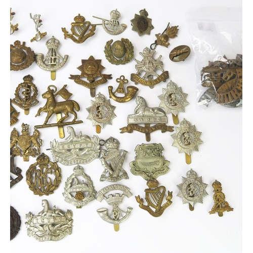 974 - An extensive collection of British army regimental cap badges, including South Wales Borders, Royal ... 