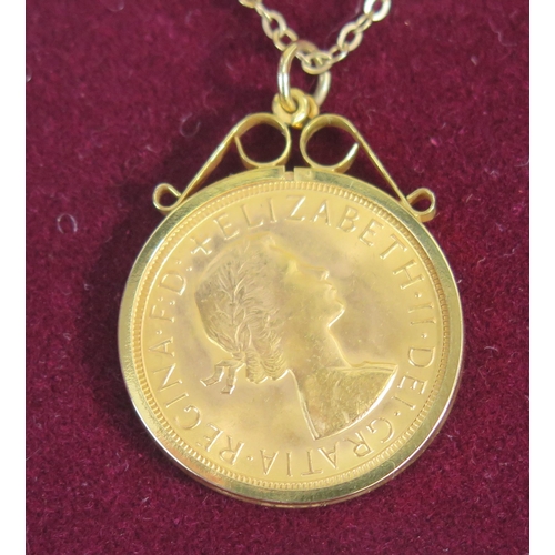 146 - An Elizabeth II Gold Sovereign 1967, in loose pendant mount and on a 18