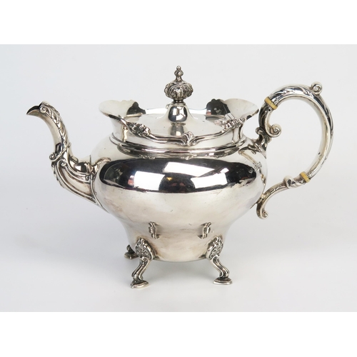 727 - An Edward VII silver teapot, maker Goldsmiths & Silversmiths Co Ltd, London, 1903, of ovoid form, th... 