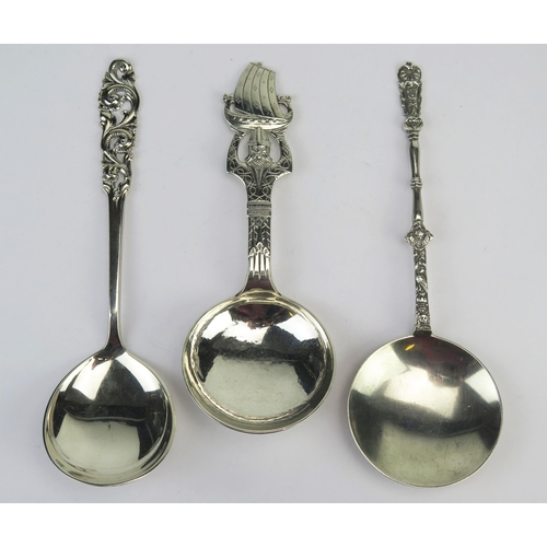 746 - An Edward VII silver serving spoon, maker William Hutton & Sons Ltd, London, 1902, with circular bow... 