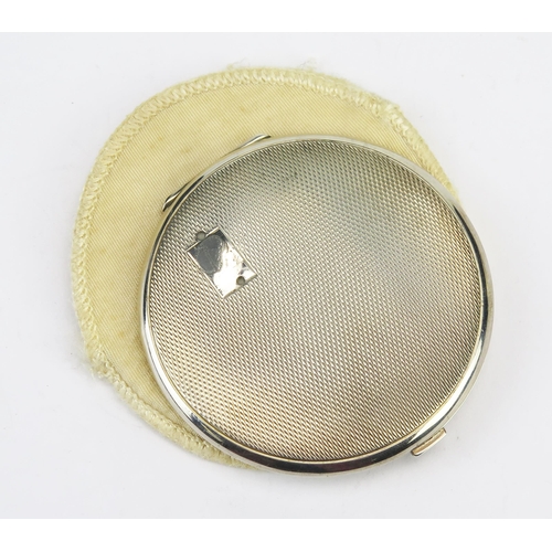 779 - A silver circular powder compact, maker William Suckling Ltd, Birmingham, 1939