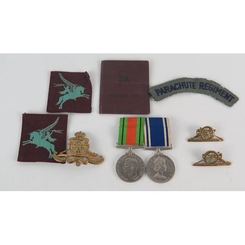 918 - A Parachute Regiment cloth shoulder patch, two Pegasus cloth flashes, Royal Artillery cap badge, and... 