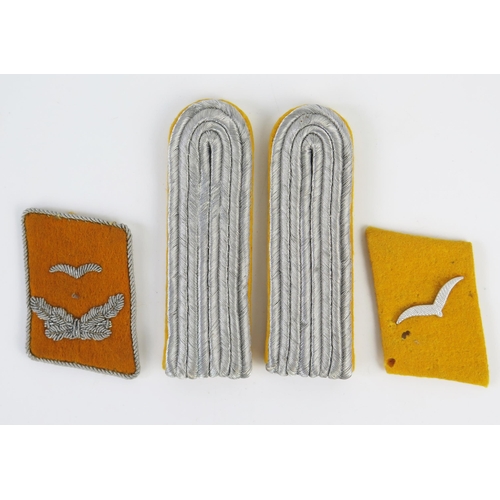 959 - A pair of Third Reich period Luftwaffe, epaulettes, together with collar badges for private and Lieu... 