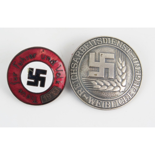 987 - A Third Reich period R.A.D. Woman's Labour Service badge, marked to the reverse PuC.37.RJAD, togethe... 