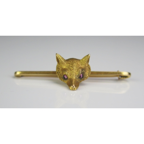 118 - A 15ct Gold Fox Head Brooch with inset pink spinel? eyes, 51mm, 10.8g