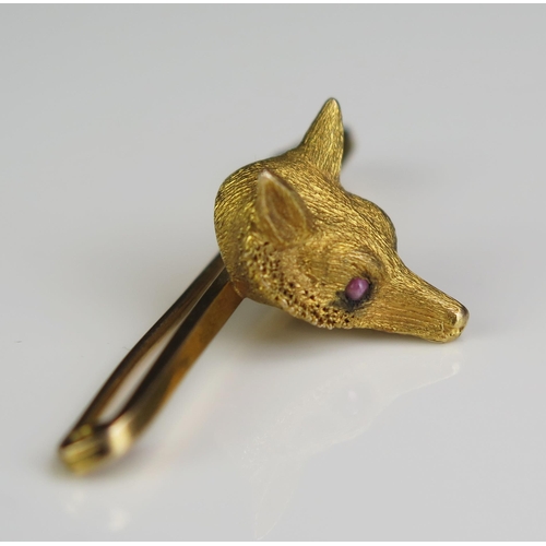 118 - A 15ct Gold Fox Head Brooch with inset pink spinel? eyes, 51mm, 10.8g