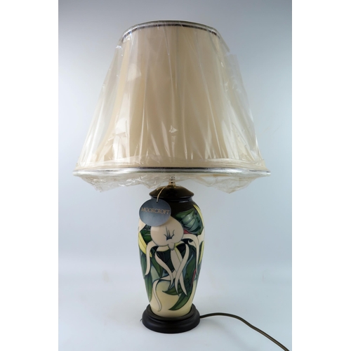 1386 - A Moorcroft pottery table lamp, 