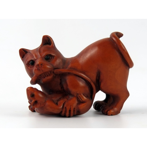 1431 - A Japanese carved boxwood netsuke of a cat and mouse, unsigned, 5cm long.