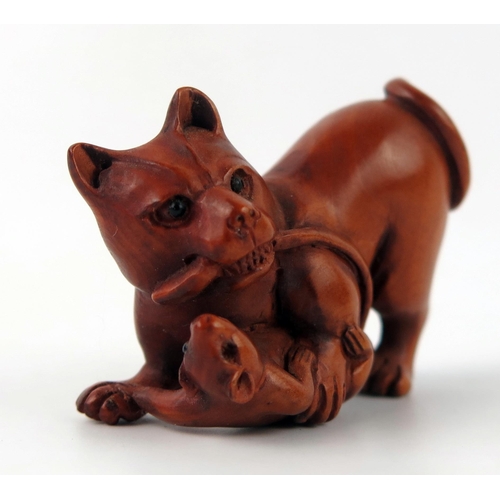 1431 - A Japanese carved boxwood netsuke of a cat and mouse, unsigned, 5cm long.