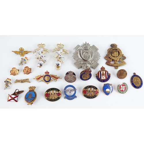 1551 - A collection of assorted army cap badges, sweetheart brooches, and other lapel badges.