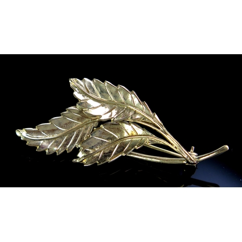 170 - A 9ct Gold Leaf Brooch, hallmarked, 51mm, 5.6g