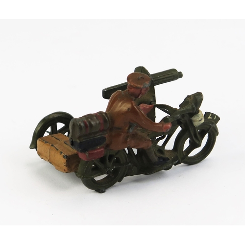 1162 - Britains WW2 Motor Machine Guns Corps Motorbike with non-revolving wheels - good (missing gunner)