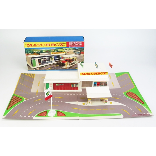 1219 - Matchbox Accessory Pack MG1 BP Service Station with Forecourt - mint or very near to in near mint F ... 