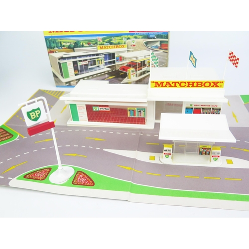 1219 - Matchbox Accessory Pack MG1 BP Service Station with Forecourt - mint or very near to in near mint F ... 