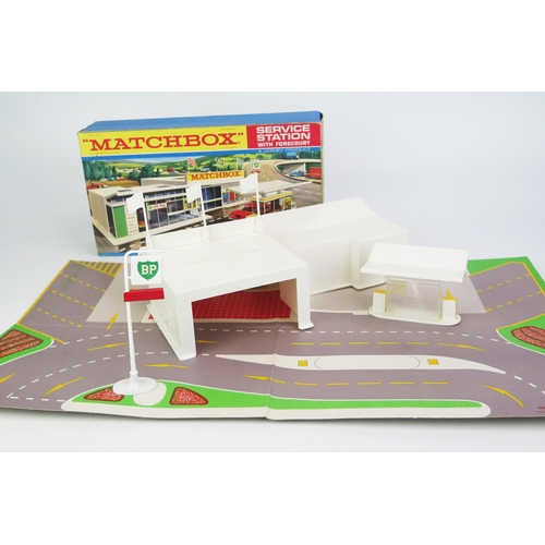 1219 - Matchbox Accessory Pack MG1 BP Service Station with Forecourt - mint or very near to in near mint F ... 